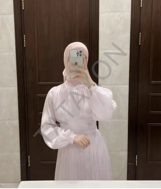 Вечернее красивое женское платье.
